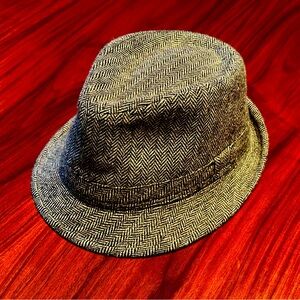 Men’s fedora hat in classic gray and black houndstooth.